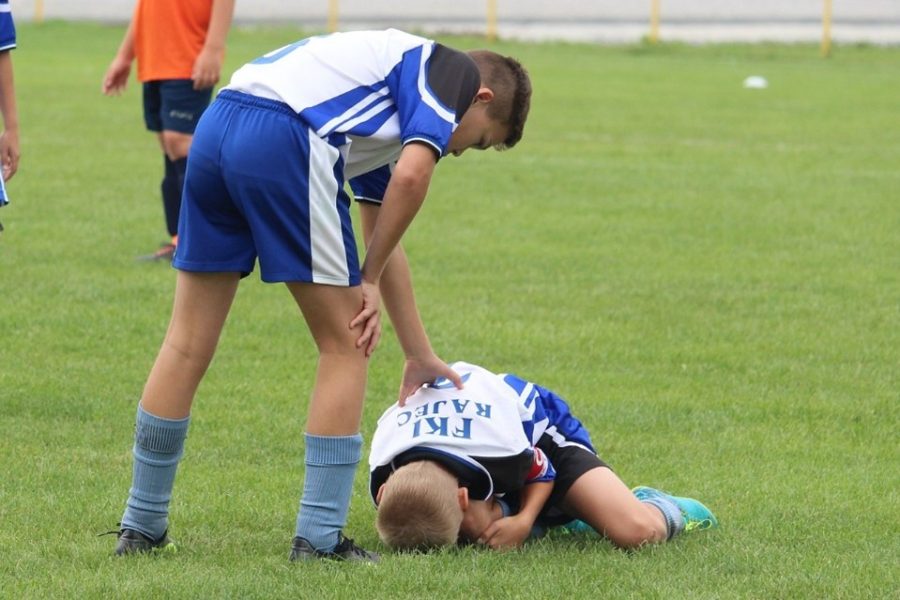 Image of a child hurt by playing soccer and the need for resonance imaging.